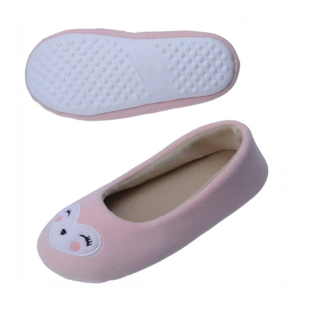 Sole Texture – Girls Indoor Slippers Textured outsole of cute heart-faced girls indoor slippers