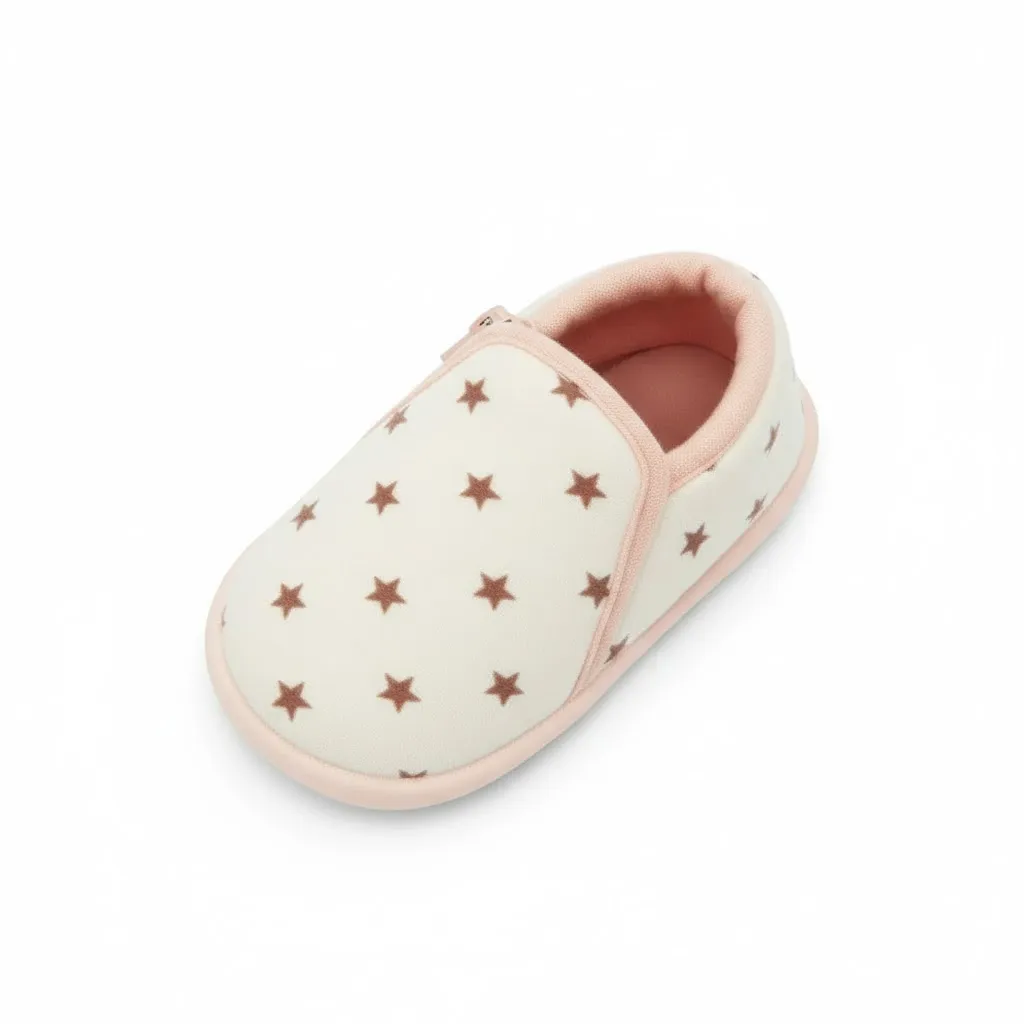 Star Print Slippers – Back Design Back design of girls star print indoor slippers with comfortable heel fit