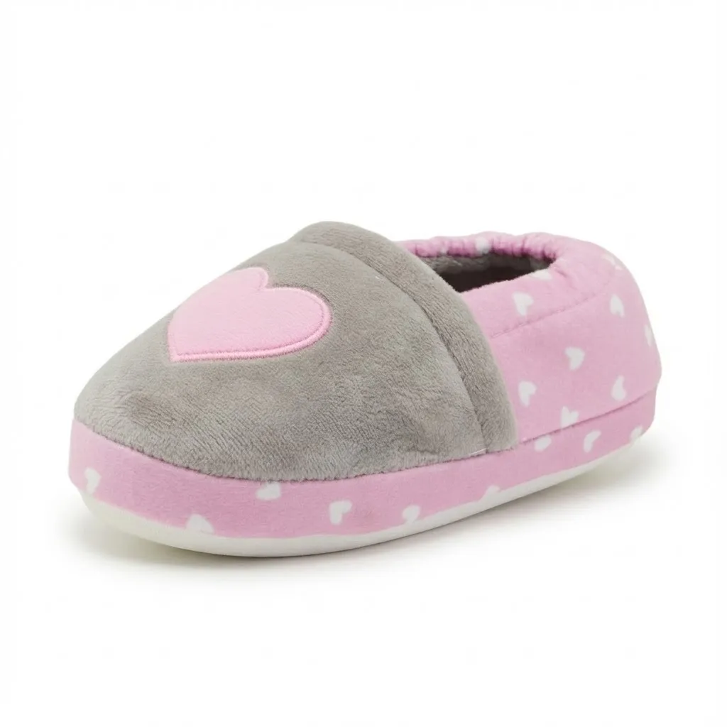 Heart Pattern Girls Plush Indoor Slippers – Side View Side view of heart pattern girls plush indoor slippers, lightweight and cozy