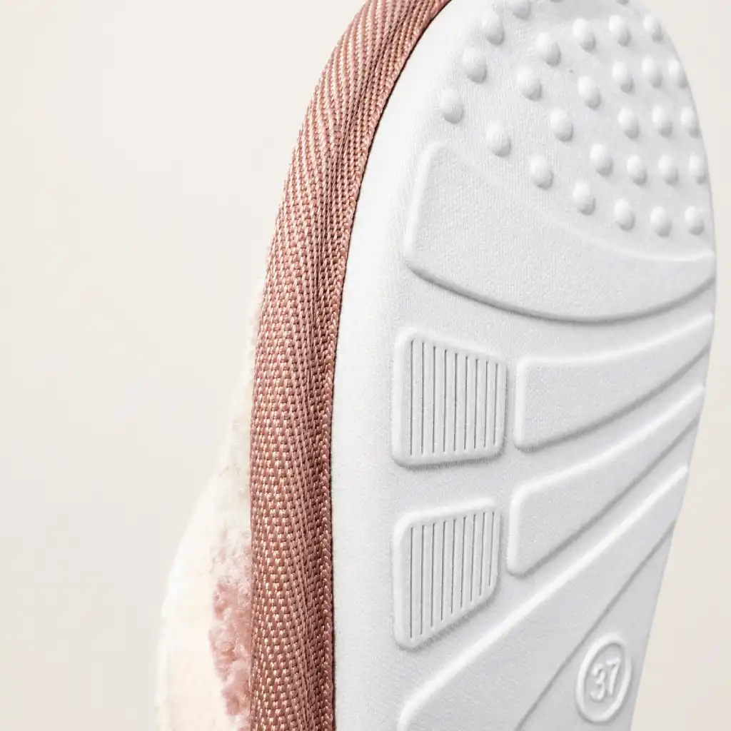 Welt-Stitched Slippers Upper-to-Sole Connection
